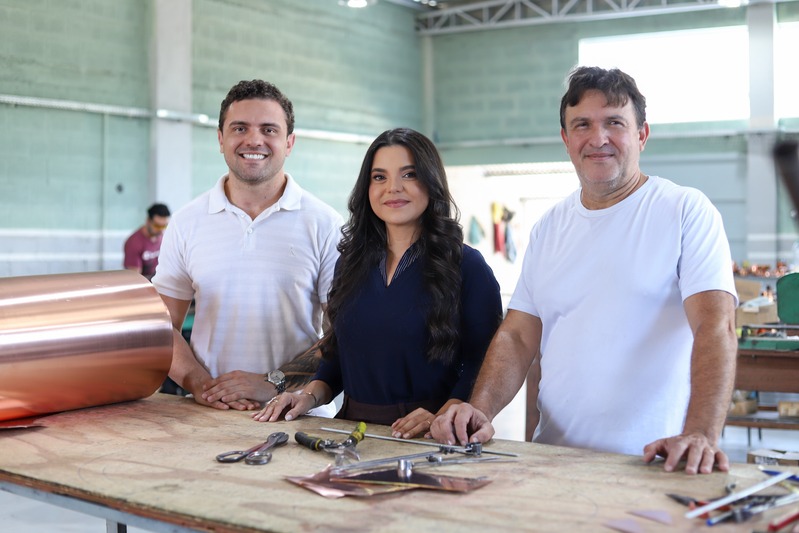 Equipe do Artesanato em Cobre na oficina